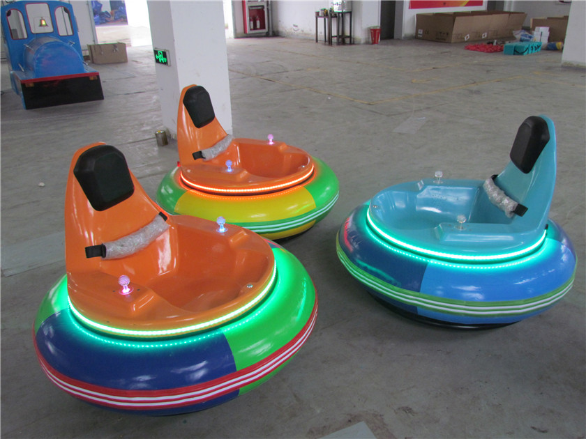 Autos tamponneuses d'intérieur bon marché